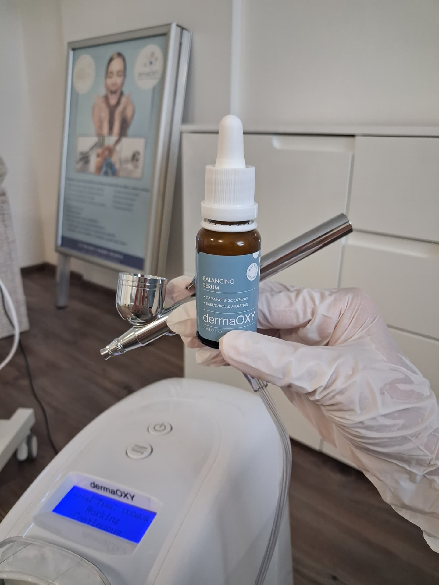Sérum Balancing DermaOXY a airbrush pištoľ v štúdiu